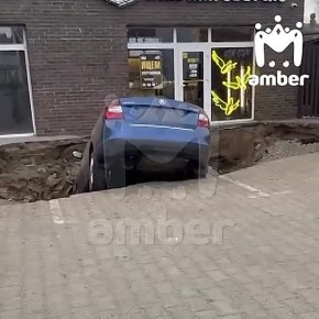 Машина ушла под землю из-за провала грунта в Балтийске