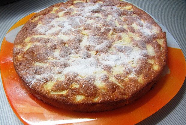 Нежная яблочная шарлотка за минуту: быстрый рецепт