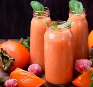 Смузи с хурмой и клубникой: яркое солнечное наслаждение