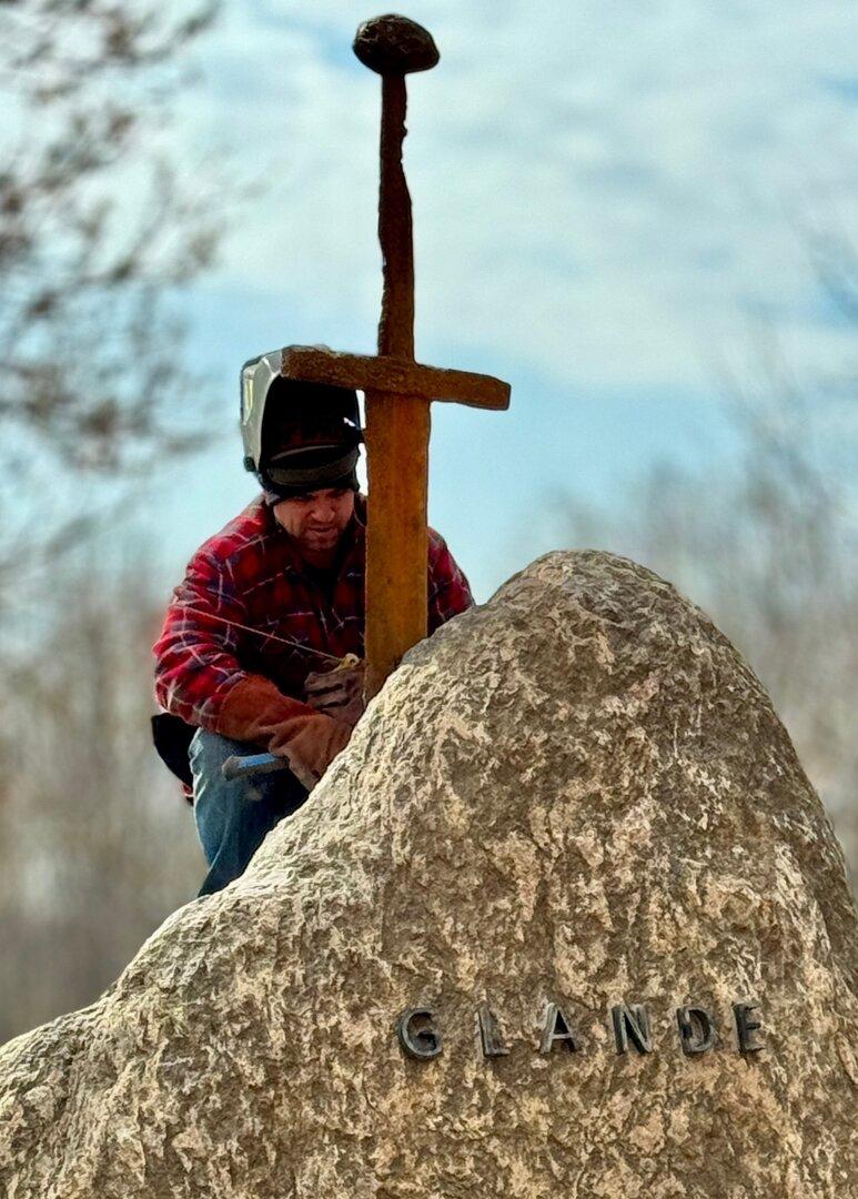 Балтийский Экскалибур: в Калининградской области появился памятник, посвящённый древнему вождю пруссов Балтийский Экскалибур: в Калининградской области появился памятник, посвящённый древнему вождю пруссов