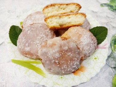 Печенье из бисквитного теста в сахарной глазури и кокосовой стружке