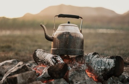 Почему появляется накипь в чайнике и как с ней справиться