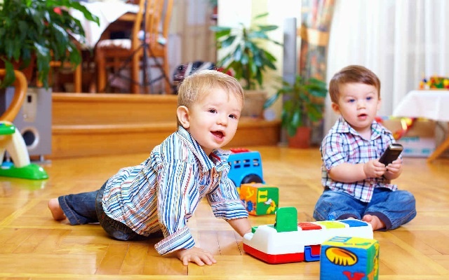 Как научить маленьких детей социальным навыкам: делимся, ждем и понимаем "нет"