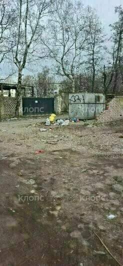 В Калининграде контейнерная площадка на улице Минской не справляется с потоком мусора и почти постоянно остаётся переполненной