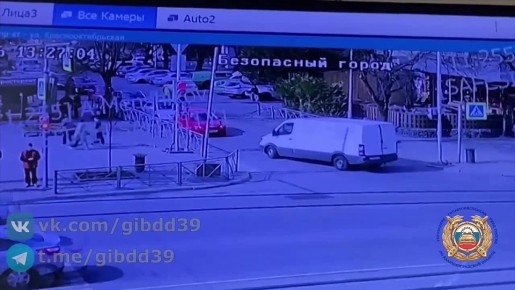 Фургон пытался проскочить перед пенсионеркой в Калининграде