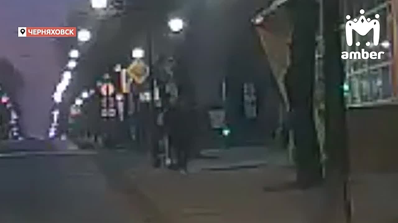 Две девочки на электросамокате влетели в парня на Ленина в Черняховске