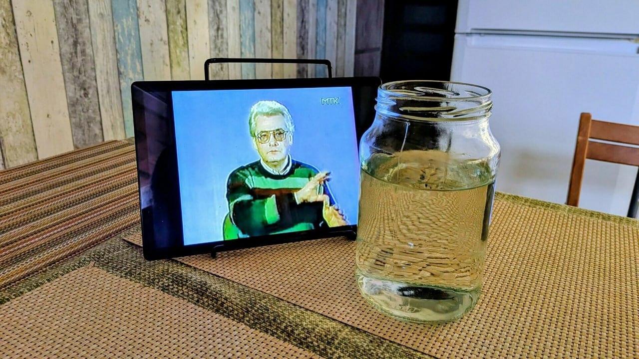 Калининградец больше тридцати лет пьёт воду, которую «заряжает» с помощью видеозаписи экстрасенса (и это не шутка)