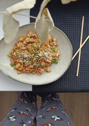 Вкус Азии: жареный рис с кальмаром и овощами