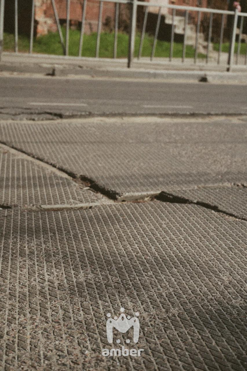 "Провал Дятловой" на Инженерной — Батальной —Судостроительной так и не начали асфальтировать "Провал Дятловой" на Инженерной — Батальной —Судостроительной так и не начали асфальтировать
