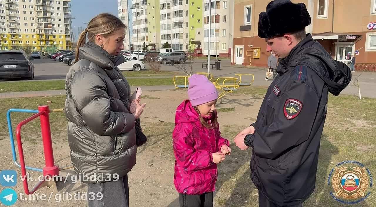 В рамках специального профилактического мероприятия «Внимание - Дети!» сотрудники Центра ДиТН ПБДД ГИБДД провели на придомовых территориях профилактическое мероприятие «Засветись»