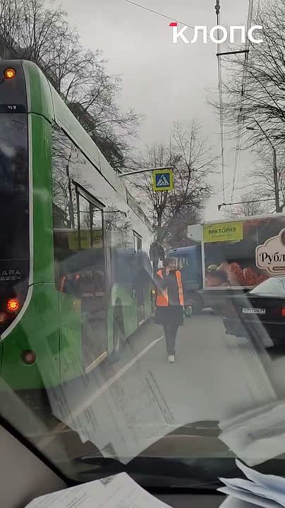 На Леонова троллейбус столкнулся с грузовиком