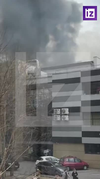 Огненные вихри образовались у ТЦ "Гиант" в Калининграде, горящие обломки обшивки падают прямо на пожарных