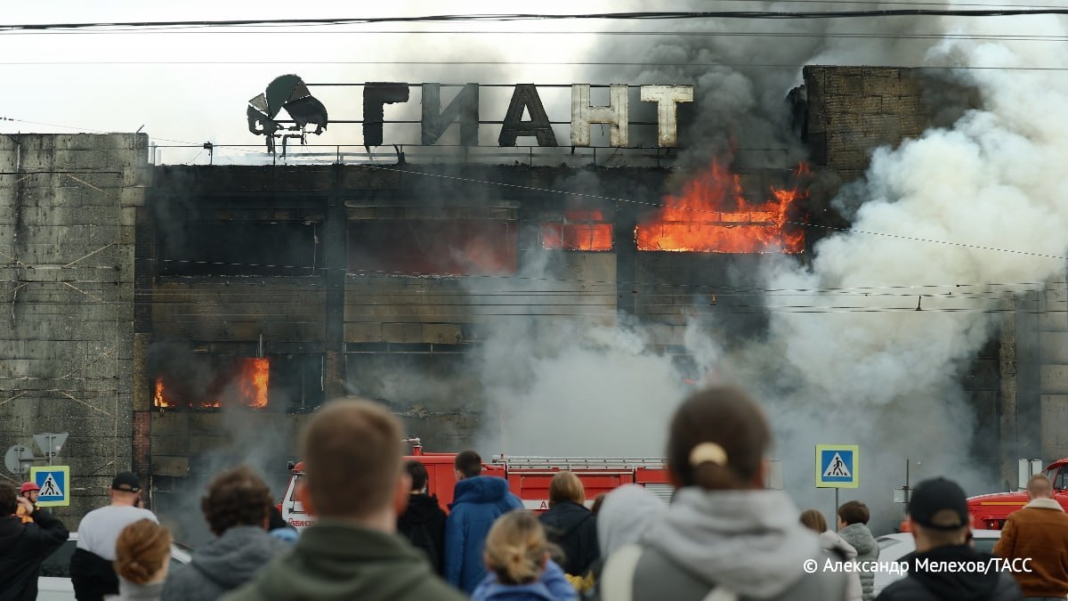Сильный пожар в калининградском ТЦ «Гиант» локализован