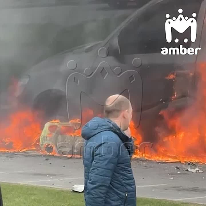 Огонь с ТЦ "Гианта" перекинулся на припаркованные авто