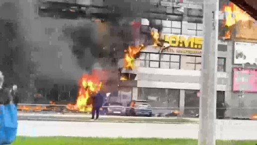 Три человека пострадали при пожаре в калининградском ТЦ «Гиант», сообщил губернатор региона Алексей Беспрозванных