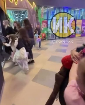 Крики и плач детей: кадры с эвакуацией тех, кто был в игровой комнате на момент начала пожара в калининградском ТЦ