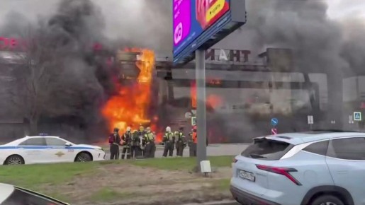 Кадры пожара ТЦ "Гиант" в Калининграде