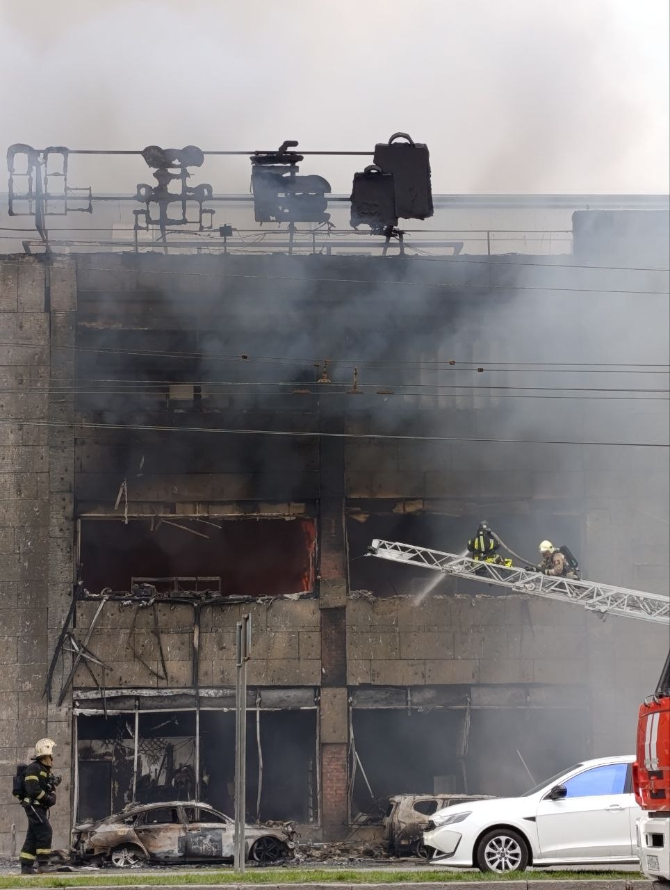 Торговый центр «Гиант» на Московском проспекте в Калининграде, который тушили весь день, вспыхнул снова