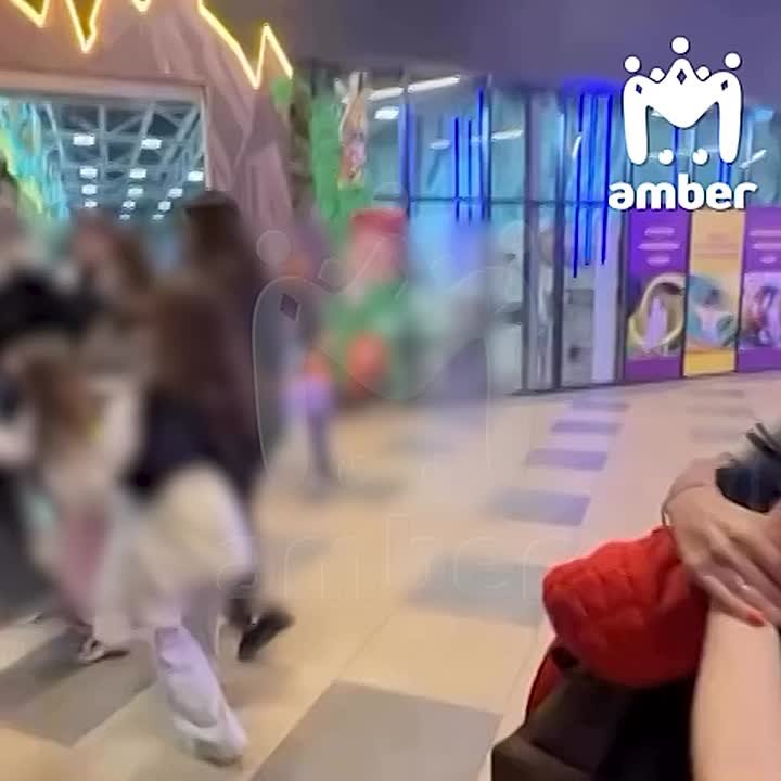 Родители с детьми на руках эвакуируются из детской комнаты ТЦ "Гиант" после начала тревоги