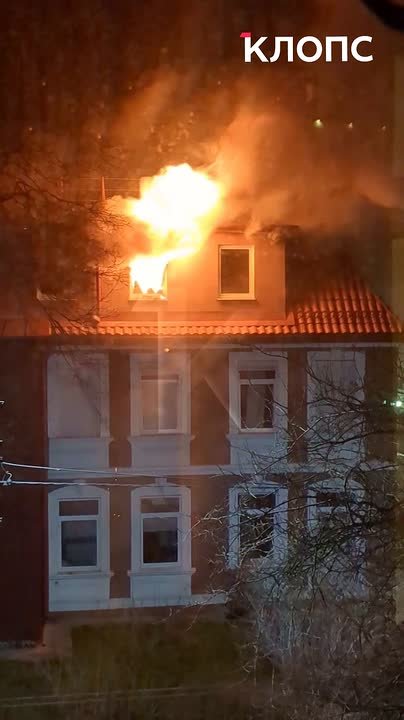 В Калининграде жителей улицы Пацаева ночью разбудил мощный столб огня в окне немецкого дома