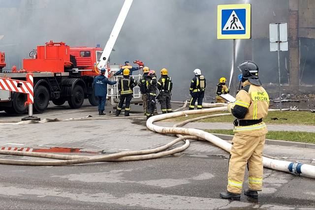 Пожарные ликвидировали открытое горение в торговом центре «Гиант» в Калининграде
