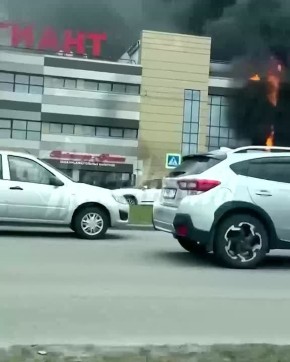 Торговый центр загорелся в Калининграде — огонь перекинулся на машины