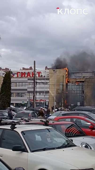 Пожар в торговом центре «Гиант» на Московском проспекте усиливается