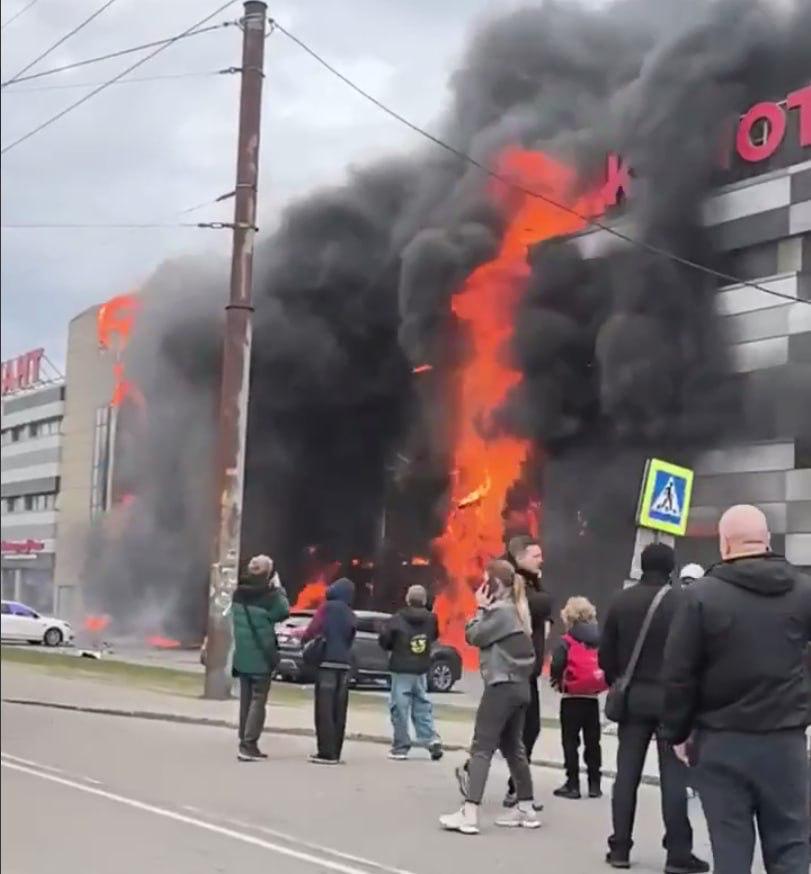 В Калининграде полыхает крупный ТЦ «Гиант»