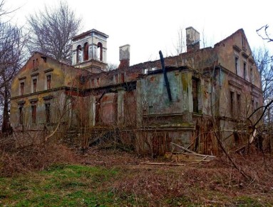 Сожжённая убийцей вилла немцев в Калининградской области угрожает смертью