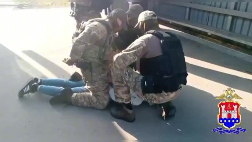 Вымогавшего 300 тыс. у брата погибшего на СВО ткнули лицом в асфальт