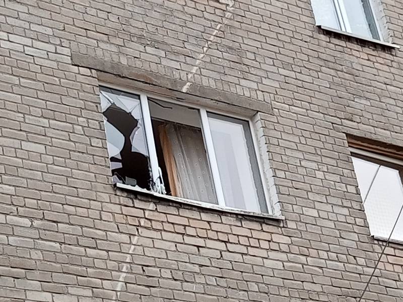 На ремонтируемой улице Галицкого в Калининграде дерево выбило окно в доме На ремонтируемой улице Галицкого в Калининграде дерево выбило окно в доме