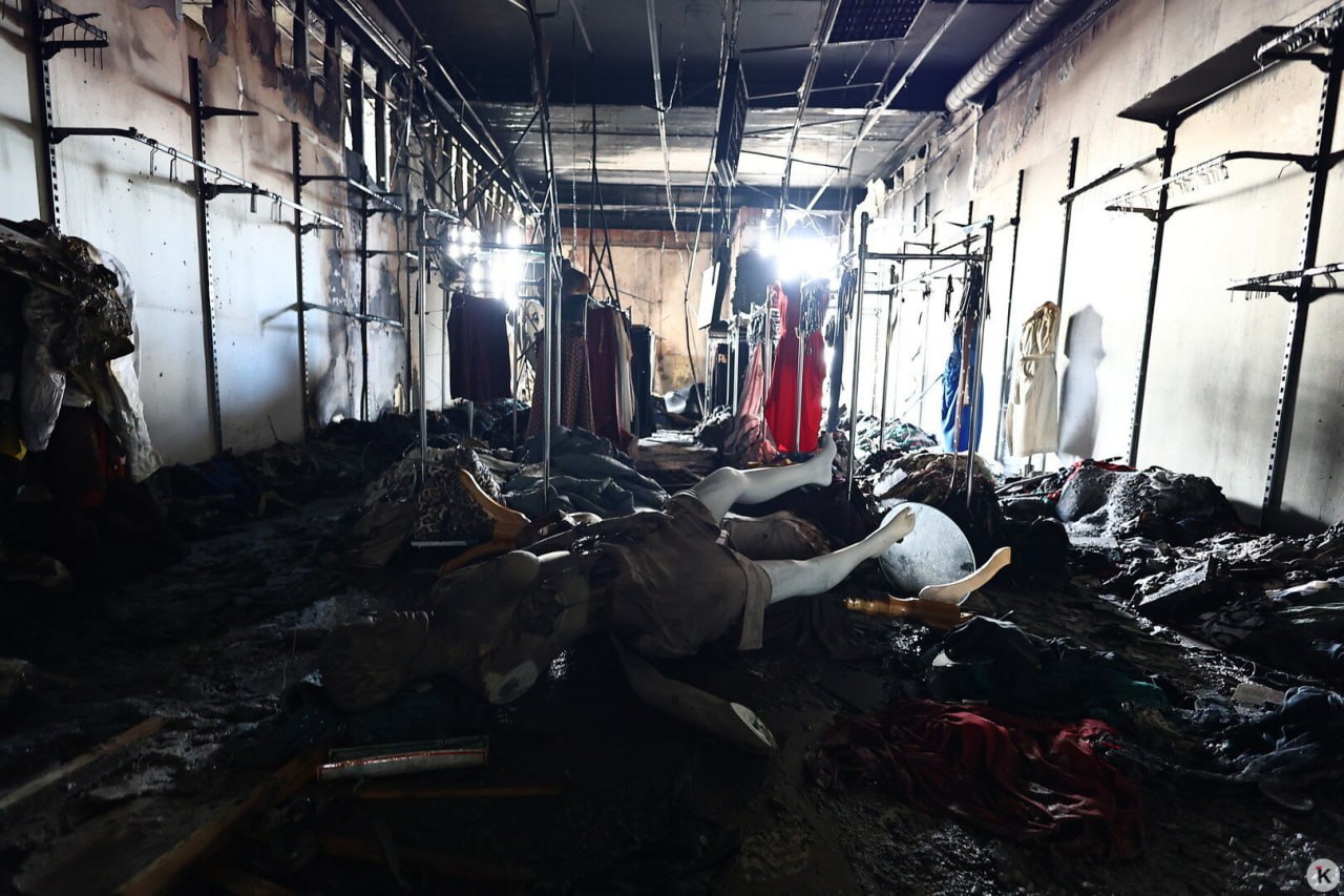Как выглядит внутри выгоревший ТЦ «Гиант» Как выглядит внутри выгоревший ТЦ «Гиант»