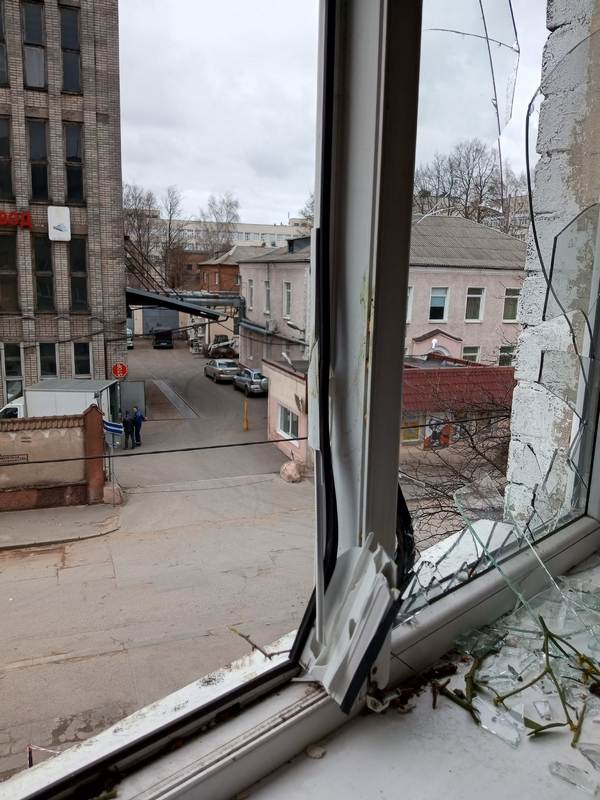 На ремонтируемой улице Галицкого в Калининграде дерево выбило окно в доме На ремонтируемой улице Галицкого в Калининграде дерево выбило окно в доме