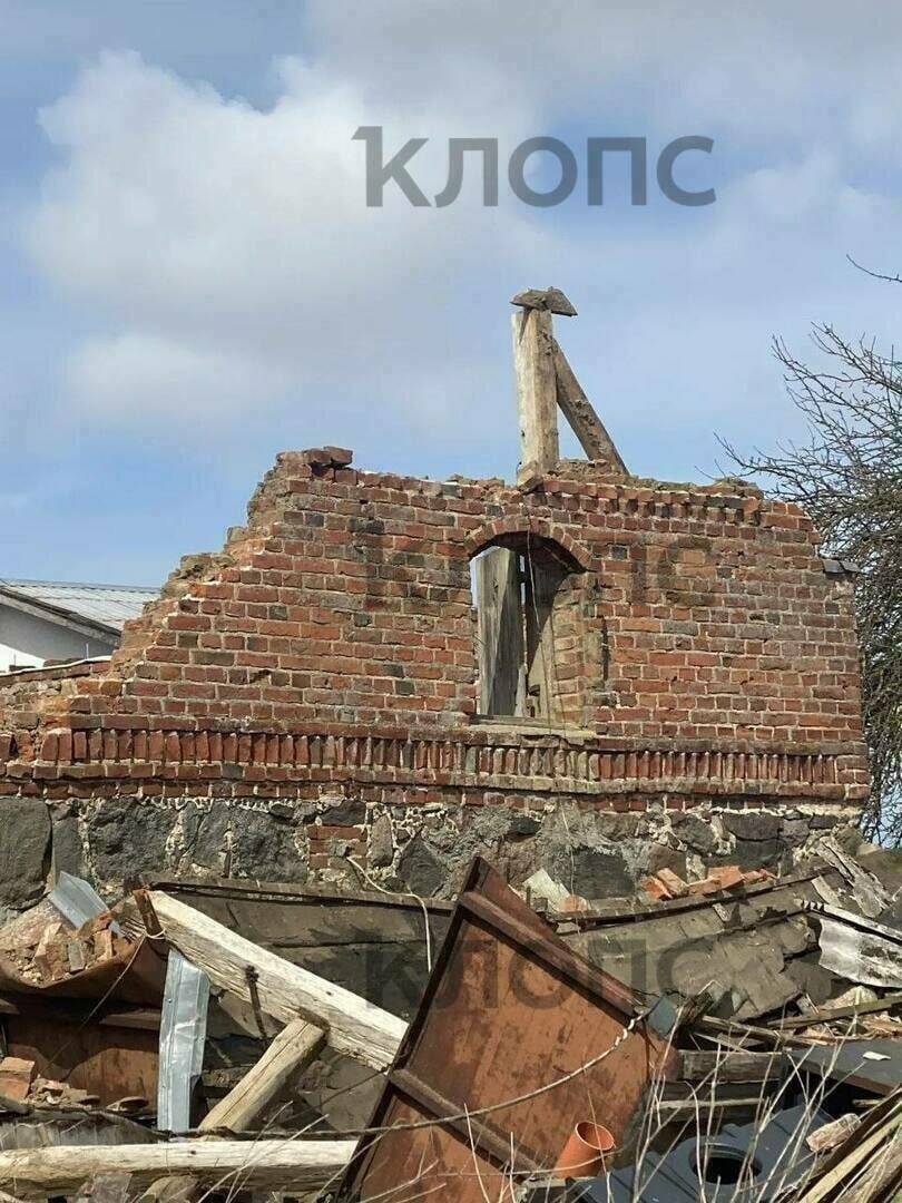 Сильный ветер в Калининградской области повалил деревья и повредил здания Сильный ветер в Калининградской области повалил деревья и повредил здания