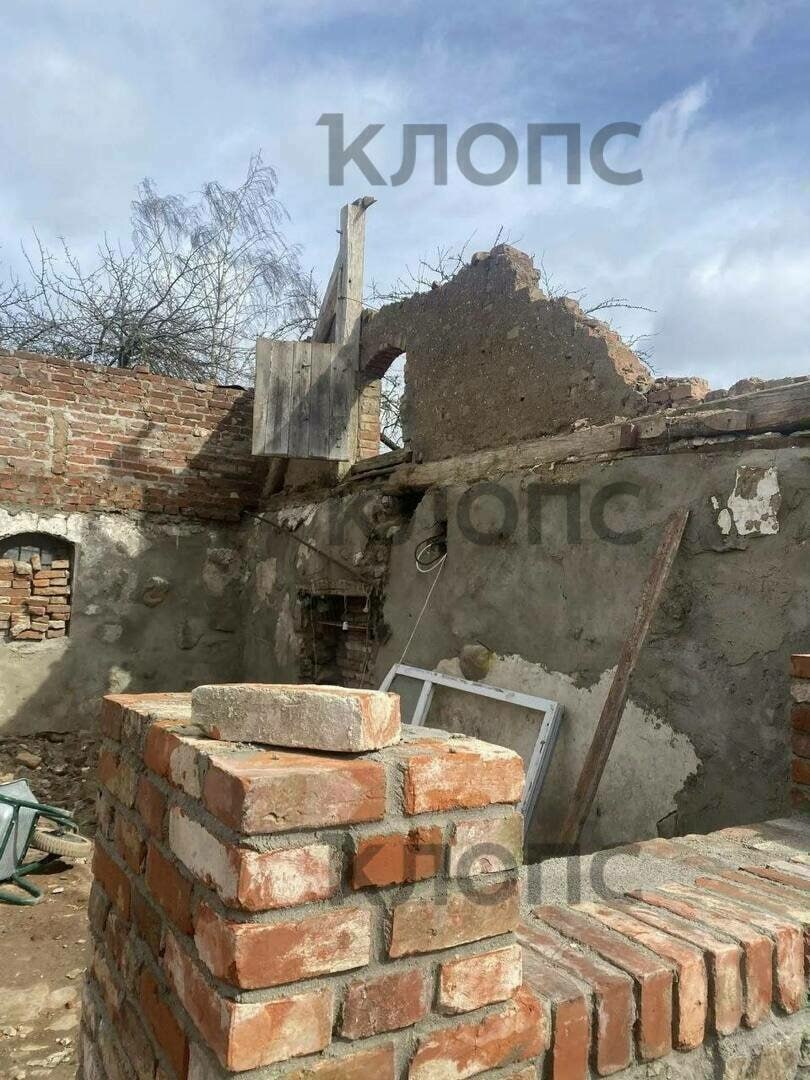 Сильный ветер в Калининградской области повалил деревья и повредил здания Сильный ветер в Калининградской области повалил деревья и повредил здания