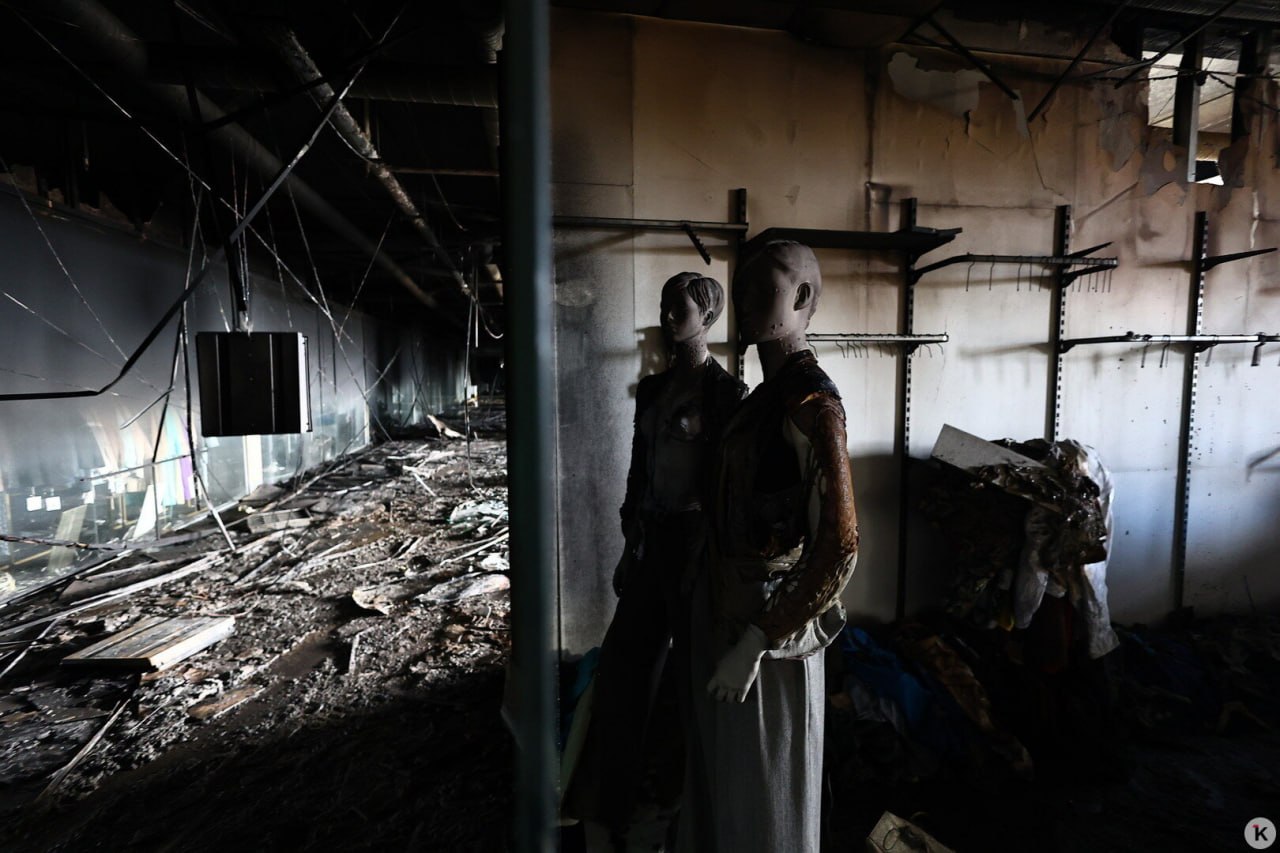 Как выглядит внутри выгоревший ТЦ «Гиант» Как выглядит внутри выгоревший ТЦ «Гиант»