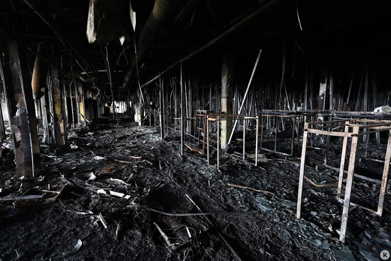 Как выглядит внутри выгоревший ТЦ «Гиант» Как выглядит внутри выгоревший ТЦ «Гиант»