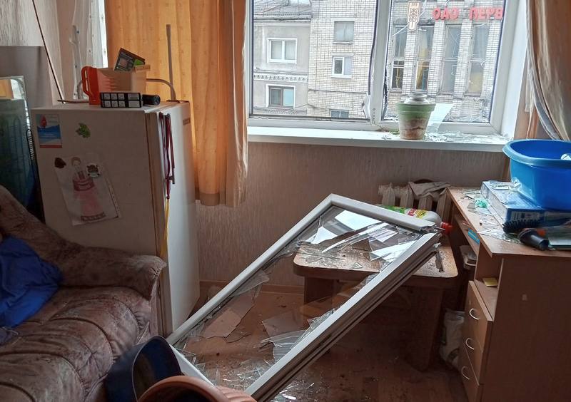 На ремонтируемой улице Галицкого в Калининграде дерево выбило окно в доме