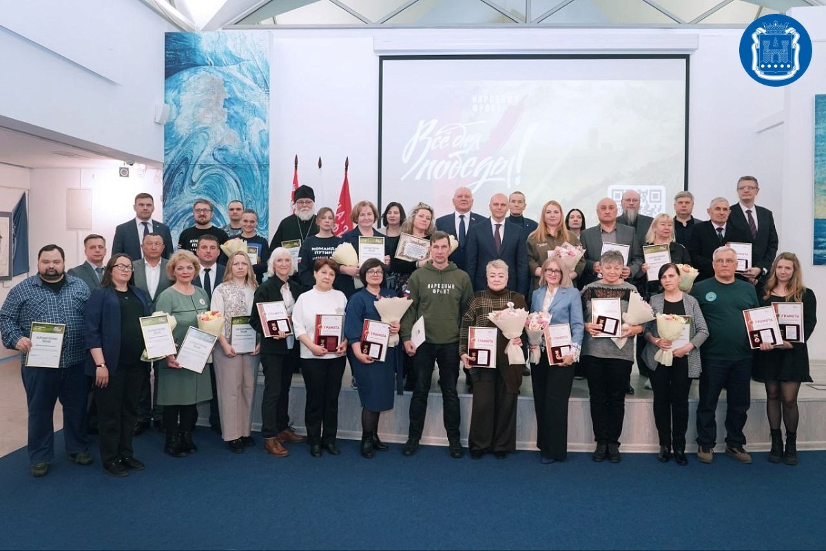 Губернатор Алексей Беспрозванных вручил волонтёрам награды за помощь участникам СВО