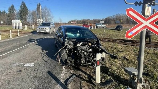 На переезде в Кострово машина попала под рельсобус