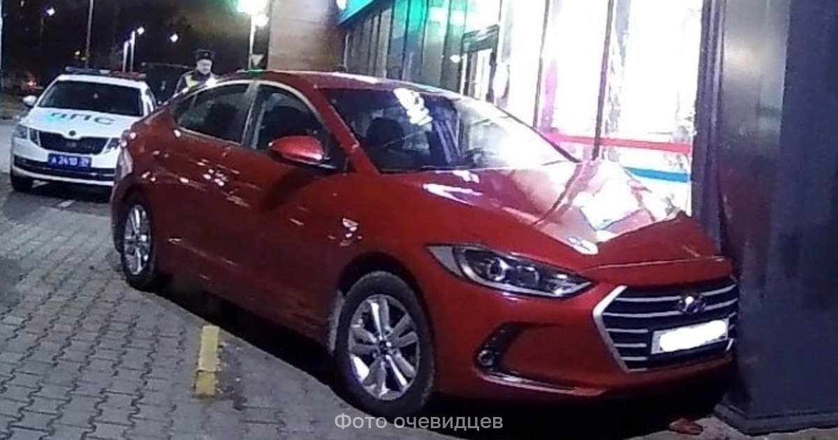 В Калининграде на Сельме автомобиль въехал в пункт выдачи заказов