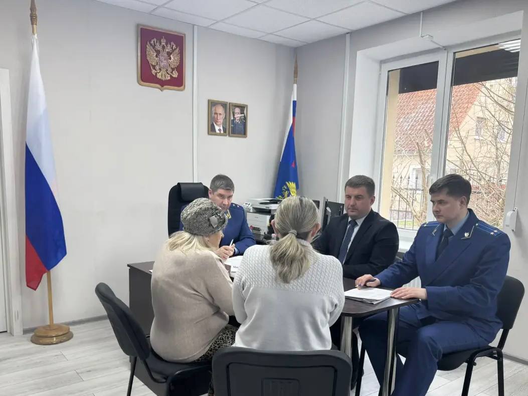 Прокурор области Максим Попов представил назначенного прокурора Зеленоградского района и провел личный прием граждан Прокурор области Максим Попов представил назначенного прокурора Зеленоградского района и провел личный прием граждан