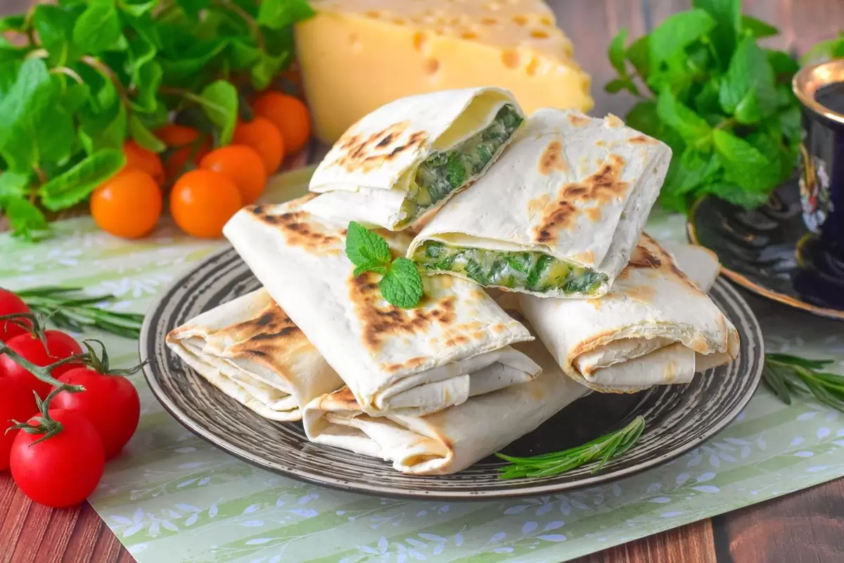 Лаваш с сыром и зеленью: простой и быстрый перекус