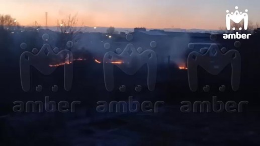На территории мясокомбината на Аллее Смелых горит трава