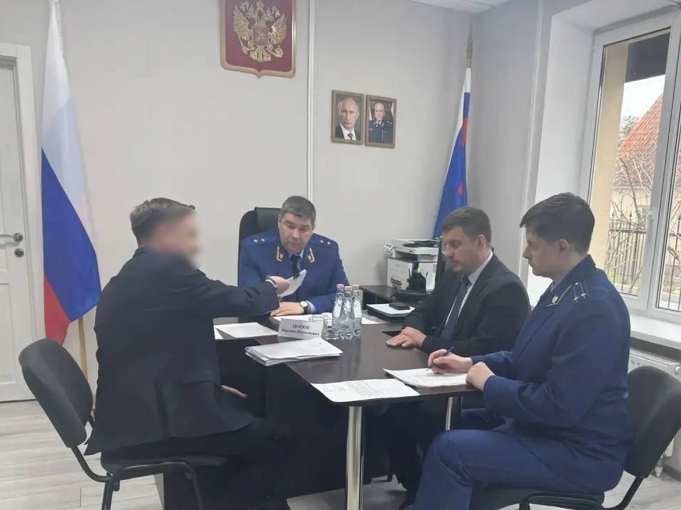 Прокурор области Максим Попов представил назначенного прокурора Зеленоградского района и провел личный прием граждан Прокурор области Максим Попов представил назначенного прокурора Зеленоградского района и провел личный прием граждан