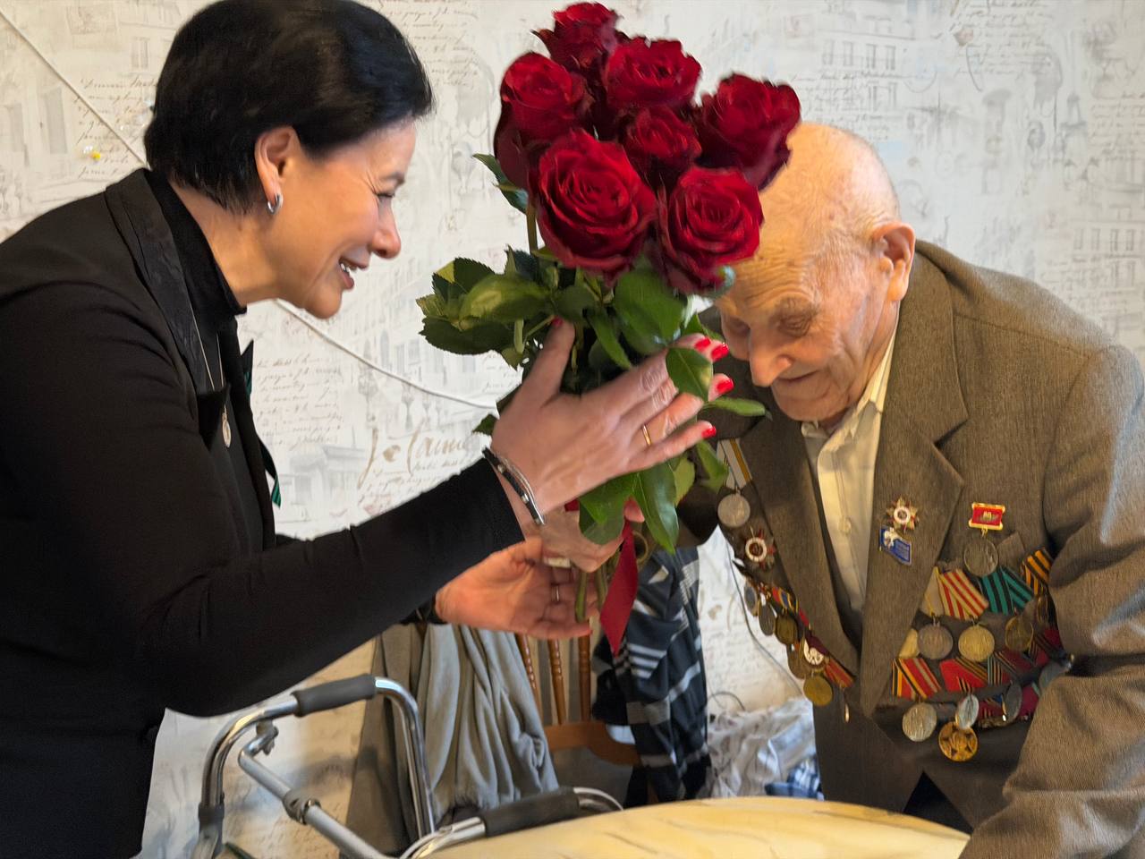 Елена Дятлова поздравила с годовщиной взятия Кёнигсберга участника штурма Зию Салихова Елена Дятлова поздравила с годовщиной взятия Кёнигсберга участника штурма Зию Салихова