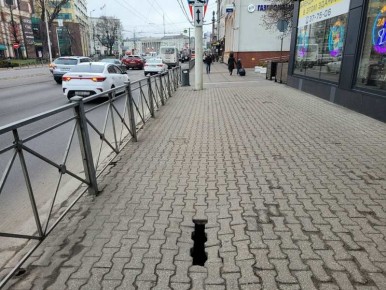 В центре Калининграда начал проваливаться тротуар