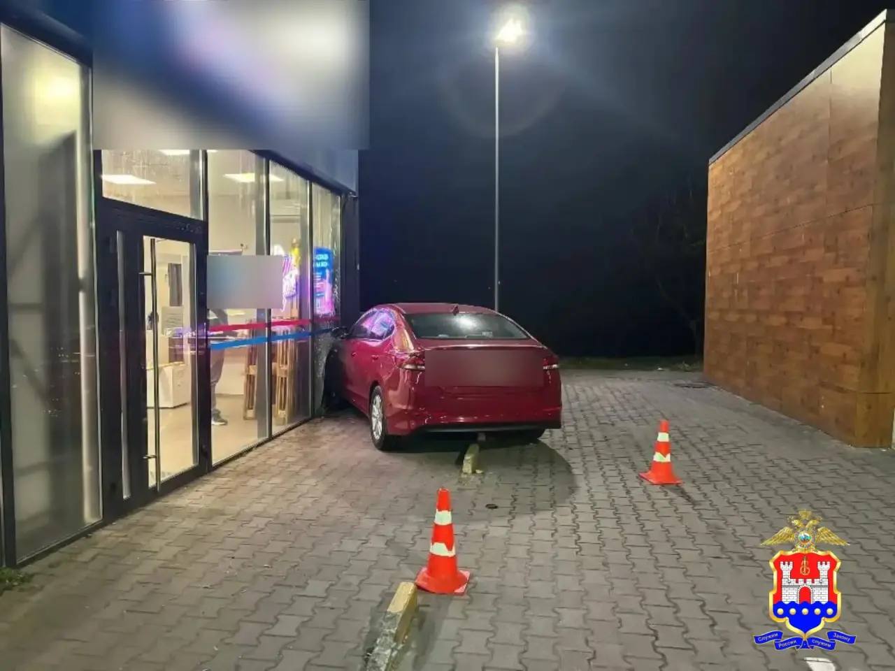 В Калининграде полицейскими привлечен к ответственности водитель, въехавший на автомобиле в здание и препятствовавший работе стражей правопорядка В Калининграде полицейскими привлечен к ответственности водитель, въехавший на автомобиле в здание и препятствовавший работе стражей правопорядка