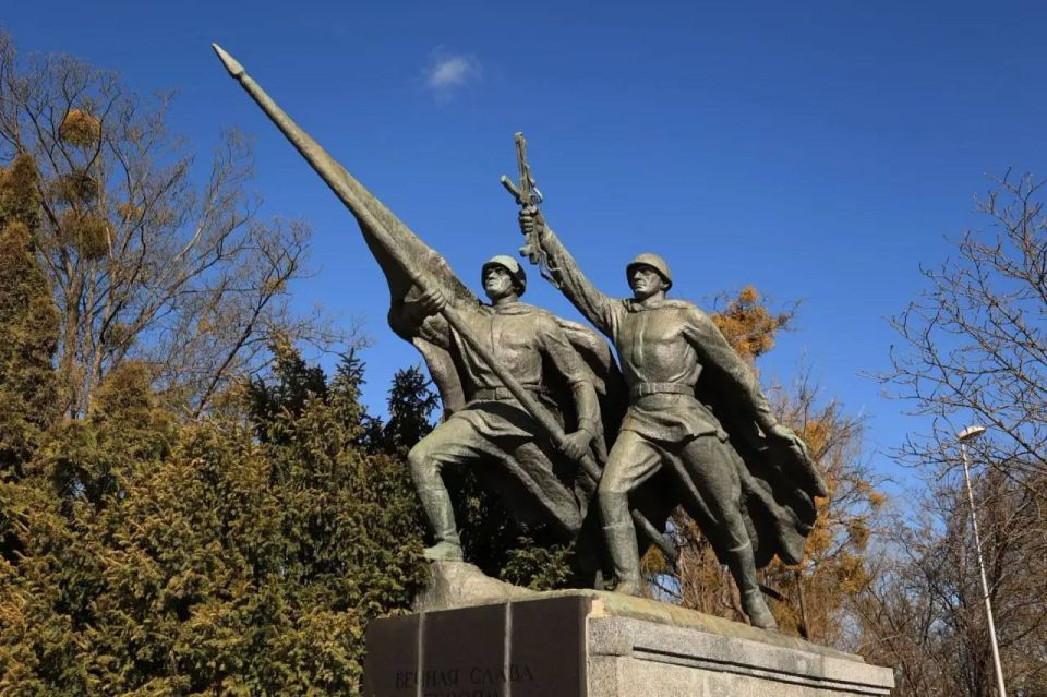 ����� �������: �������, � ���� �������������� ����, 81-� ��������� ������������� ������ ʸ���������, ������ � �������� ��������������, ��������� �� �������� ���������, ��������� ����� � ����� � ��������� 1200...