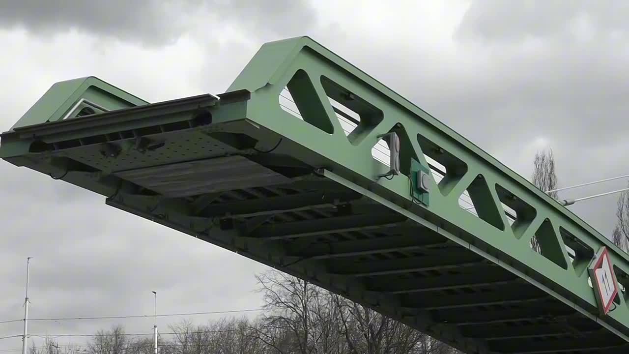 Третье лицо в России открыло мост в Калининграде